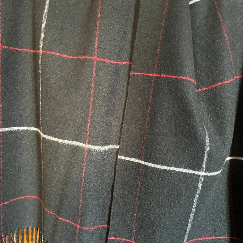 Cashmere-blend large scarf/wrap, in black, white, and red, like new, 28 x 70 in - Picture 4 of 11